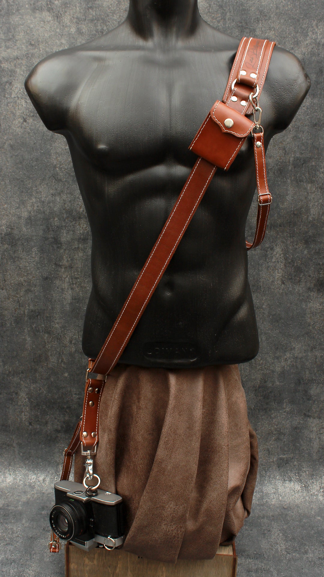 Single camera strap (FULL LEATHER) with removable battery case.