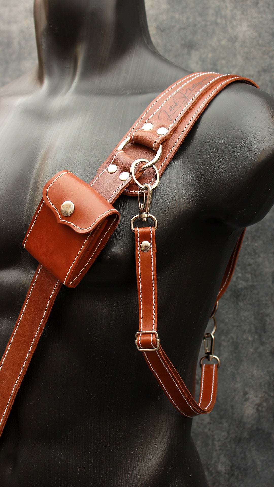 Single camera strap (FULL LEATHER) with removable battery case.