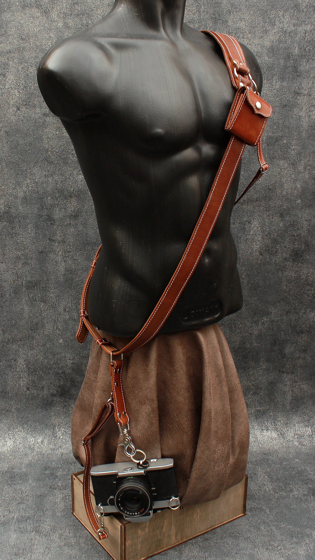 Single camera strap (FULL LEATHER) with removable battery case.