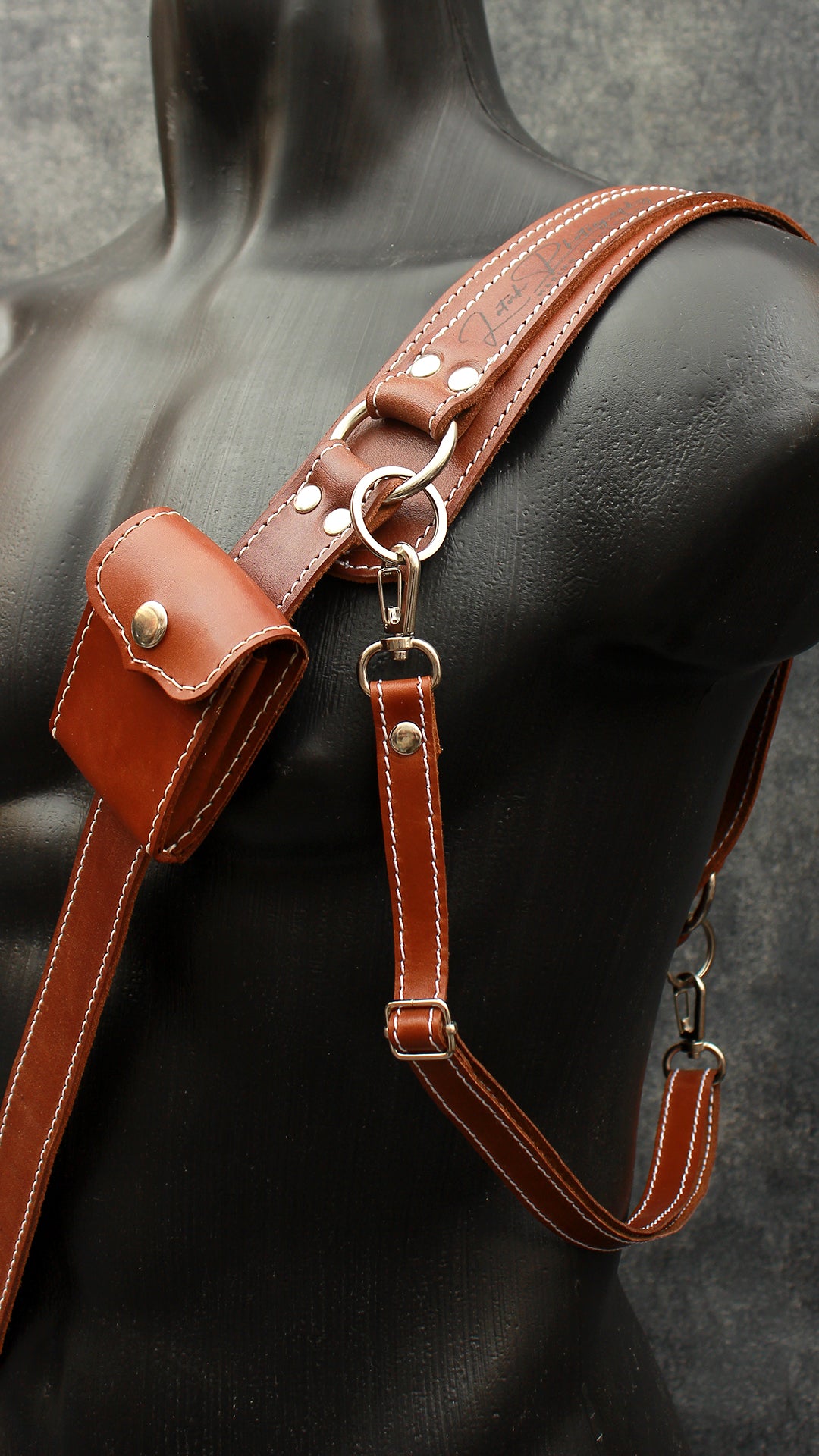 Single camera strap (FULL LEATHER) with removable battery case.