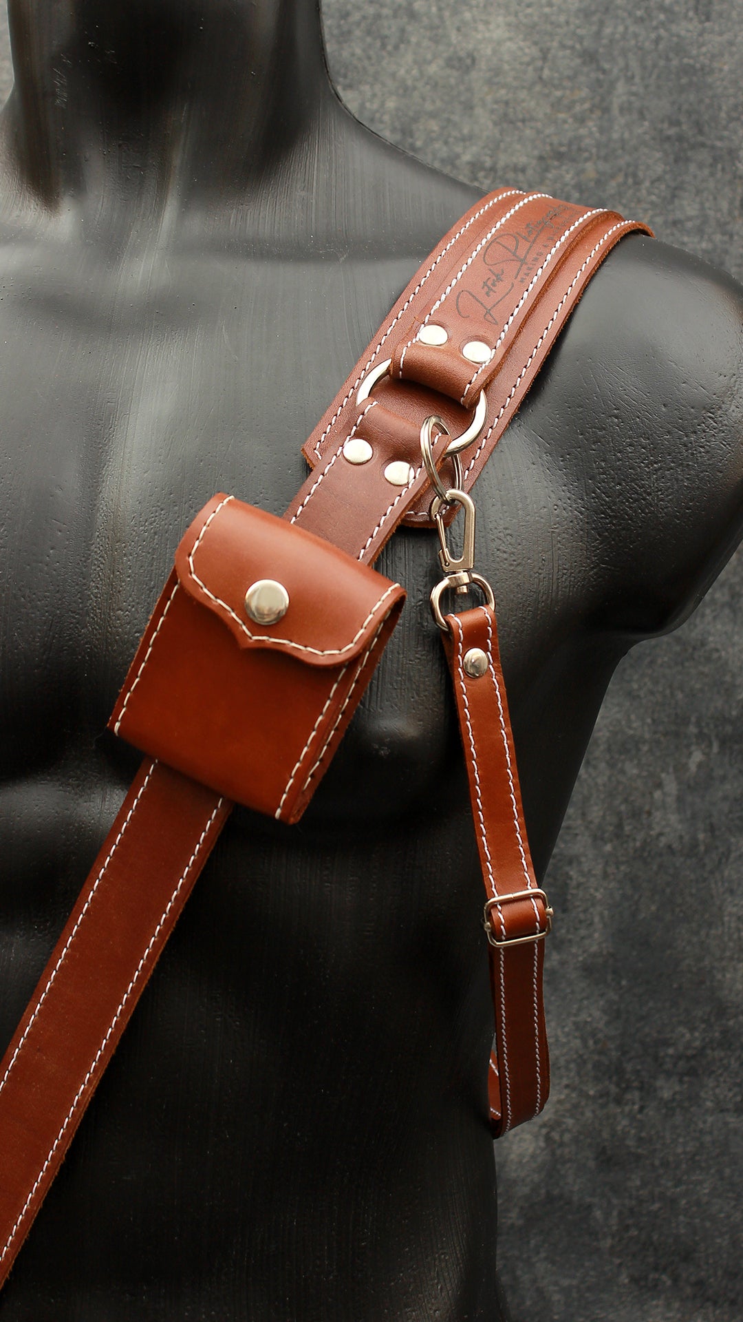 Single camera strap (FULL LEATHER) with removable battery case.