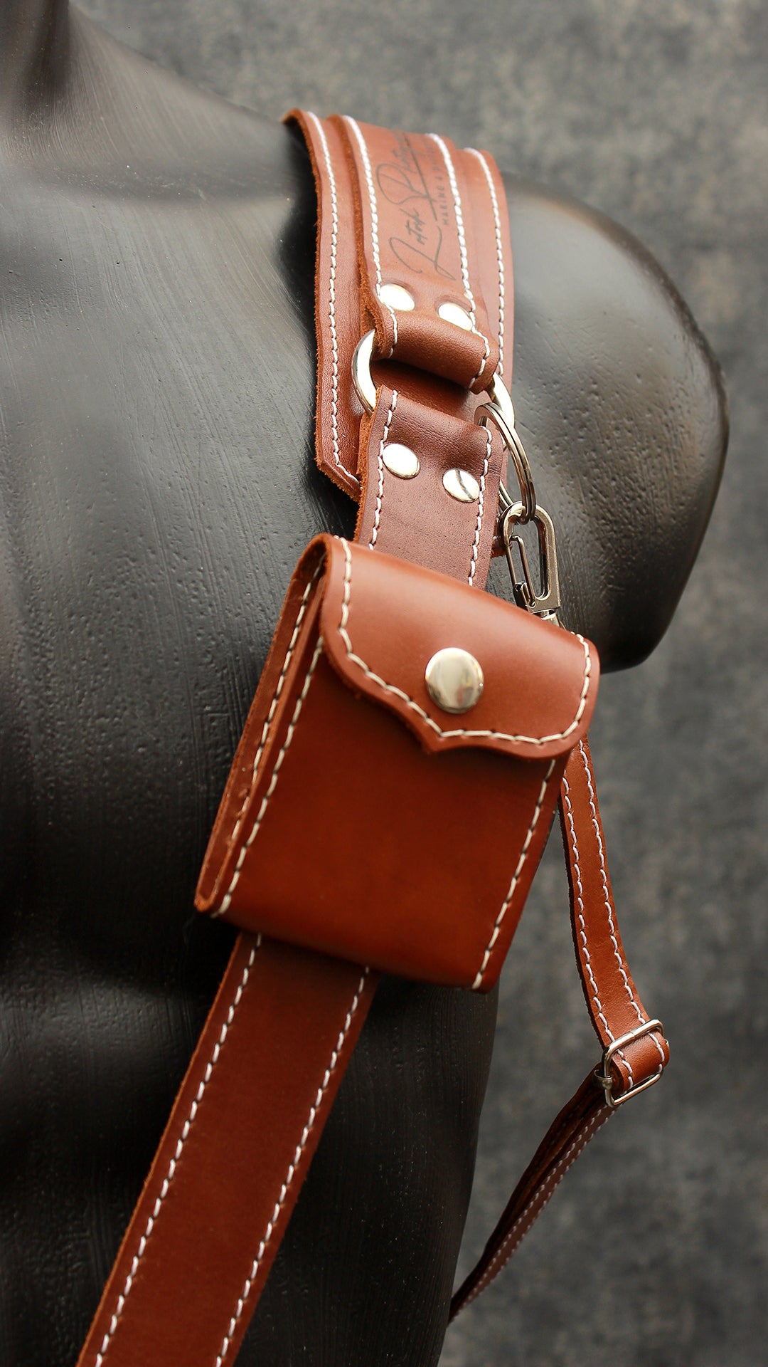 Single camera strap (FULL LEATHER) with removable battery case.