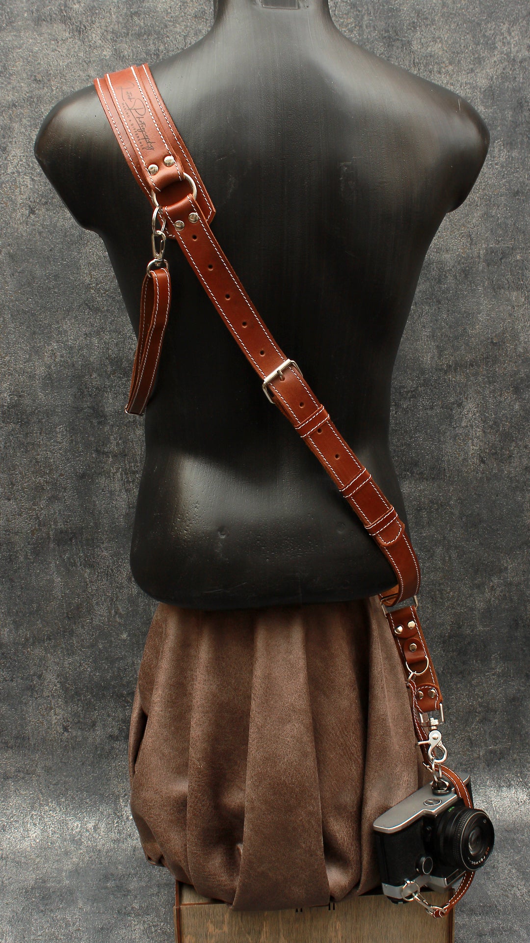 Single camera strap (FULL LEATHER) with removable battery case.