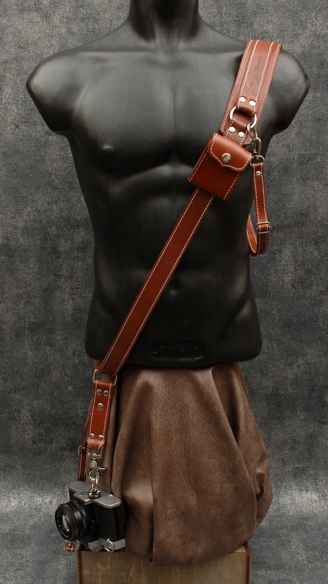 Single camera strap (FULL LEATHER) with removable battery case.