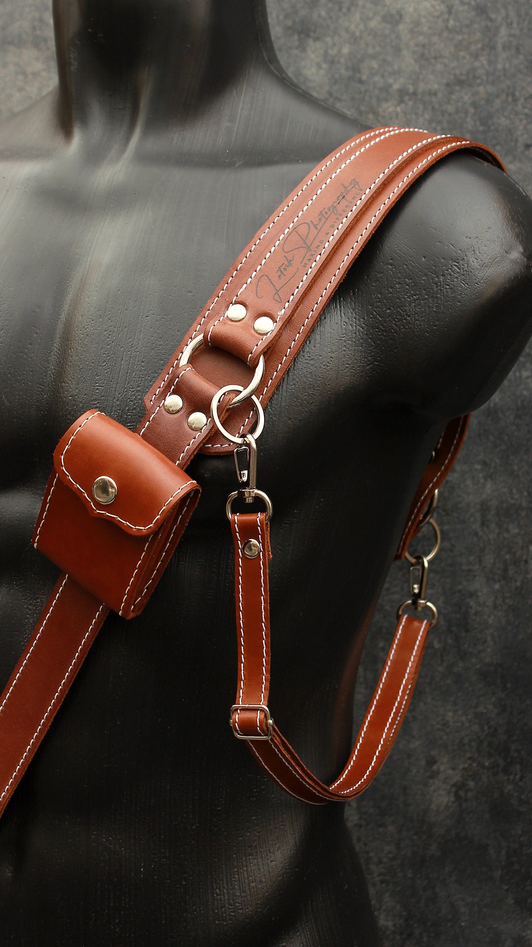 Single camera strap (FULL LEATHER) with removable battery case.