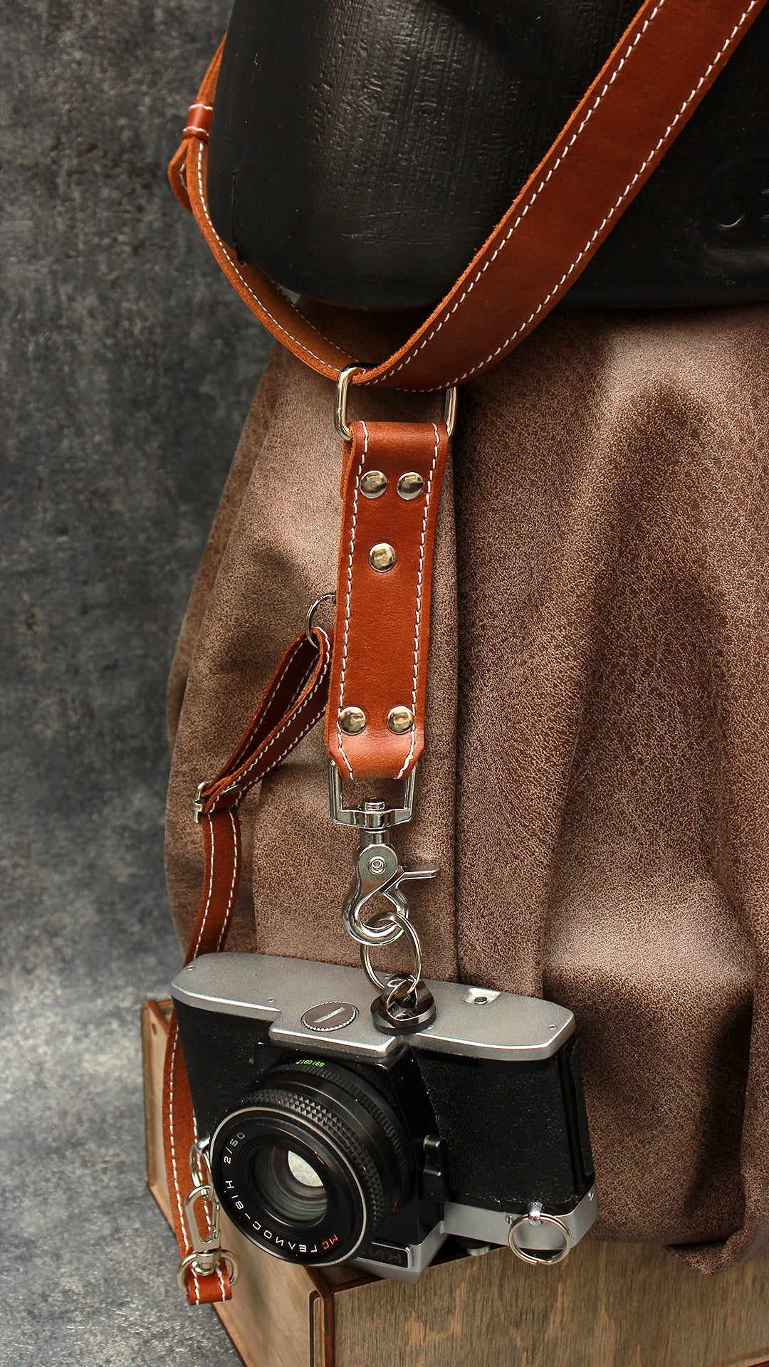 Single camera strap (FULL LEATHER) with removable battery case.