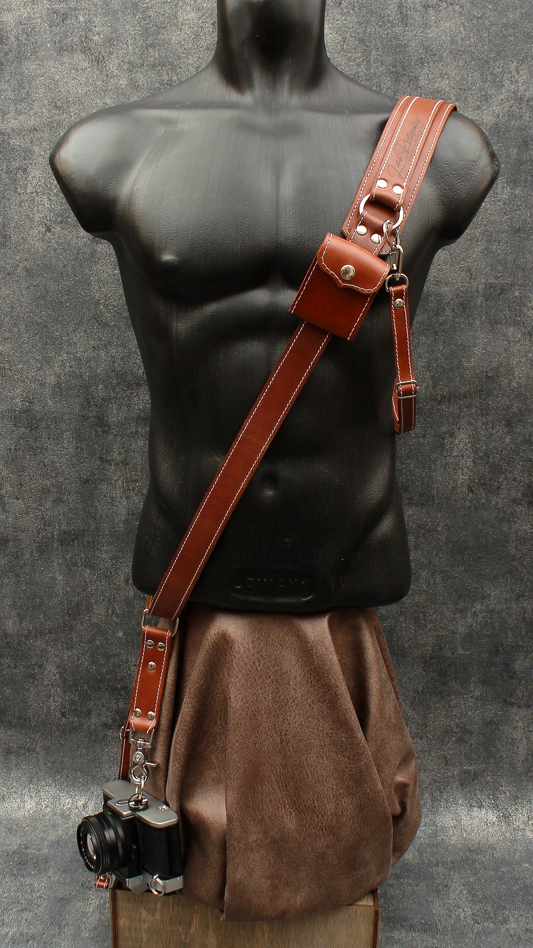 Single camera strap (FULL LEATHER) with removable battery case.