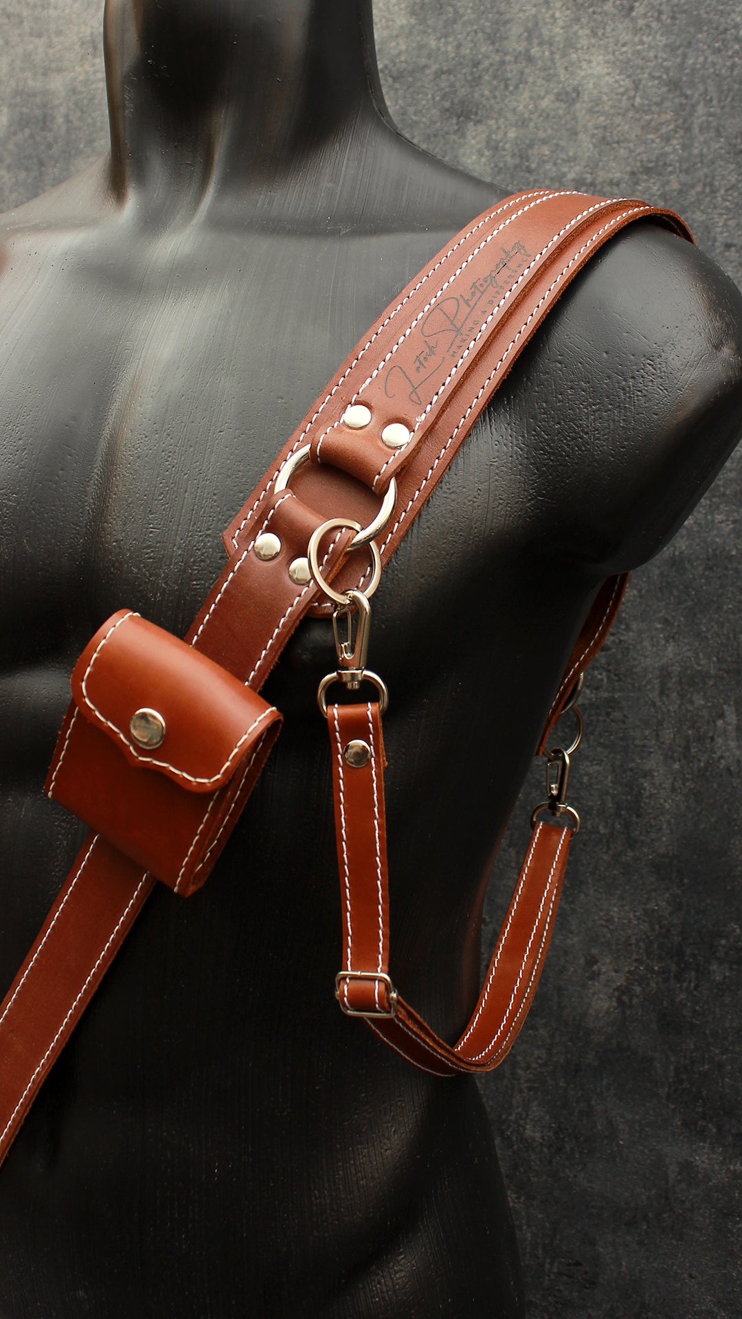 Single camera strap (FULL LEATHER) with removable battery case.